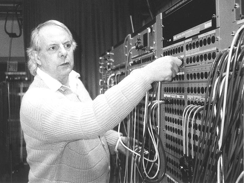 Karlheinz Stockhausen in the Electronic Music Studio of the WDR, 1994 | Photo: Kathinka Pasveer, CC BY-SA 3.0