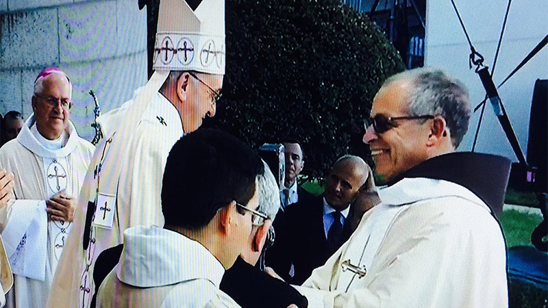 Fr. Ken Laverone Greets Pope r 092315