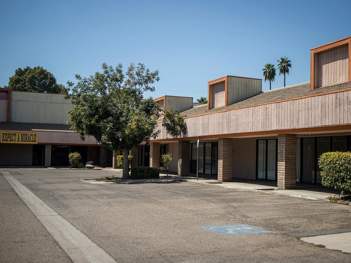 An abandoned strip mall in central Fresno on Aug. 25, 2022.