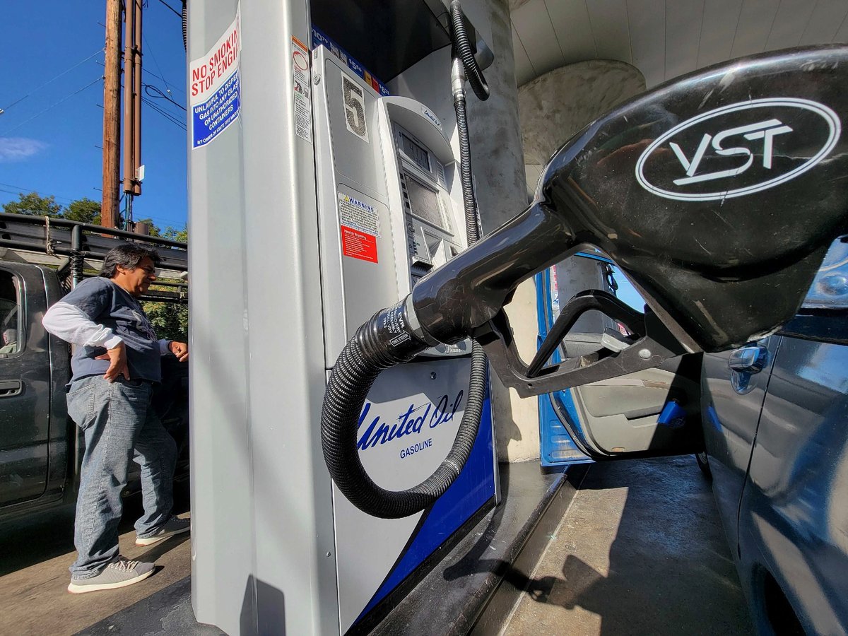 A motorist pumps gasoline at United Oil gas station in Los Angeles Friday, Aug. 12, 2022.