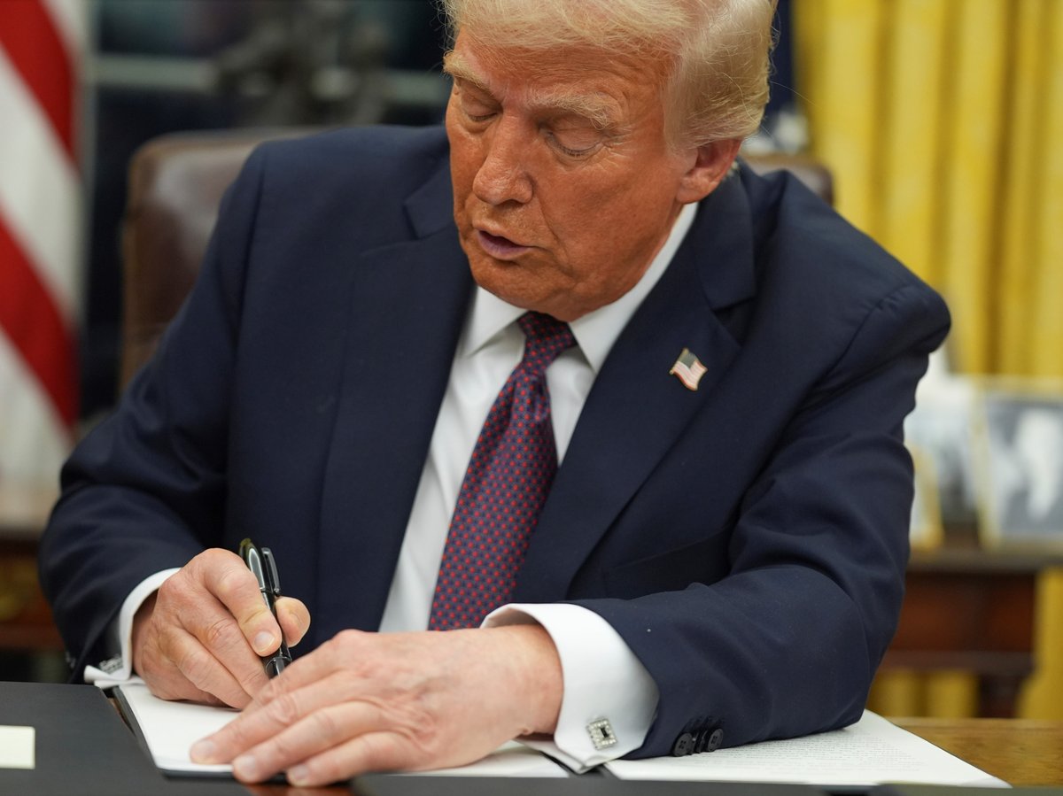 President Donald Trump signs an executive order on birthright citizenship in the Oval Office of the White House, Monday, Jan. 20, 2025, in Washington.