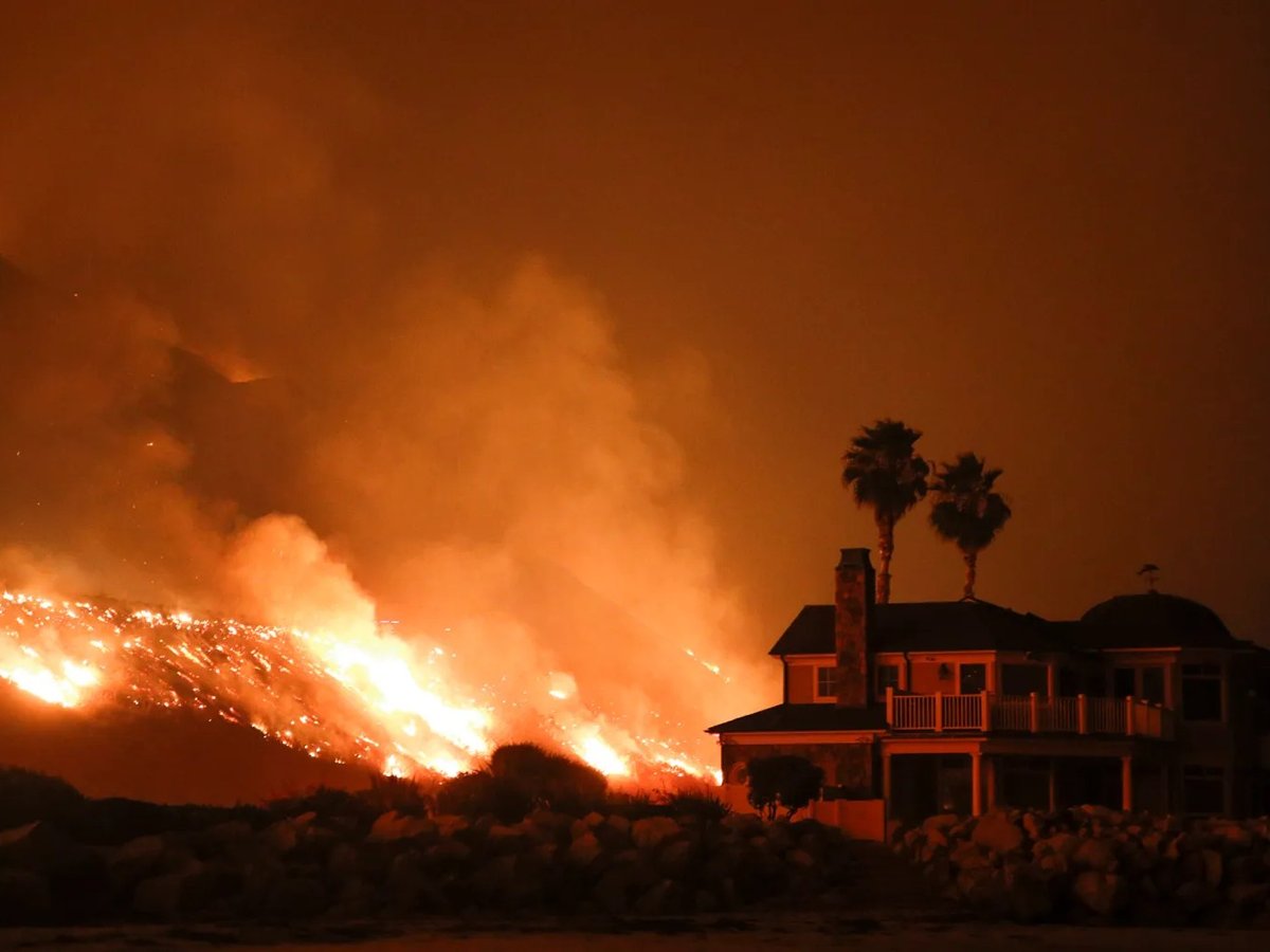 The Thomas wildfire threatens homes as it burns along the 101 Freeway in Ventura on Dec. 5, 2017.