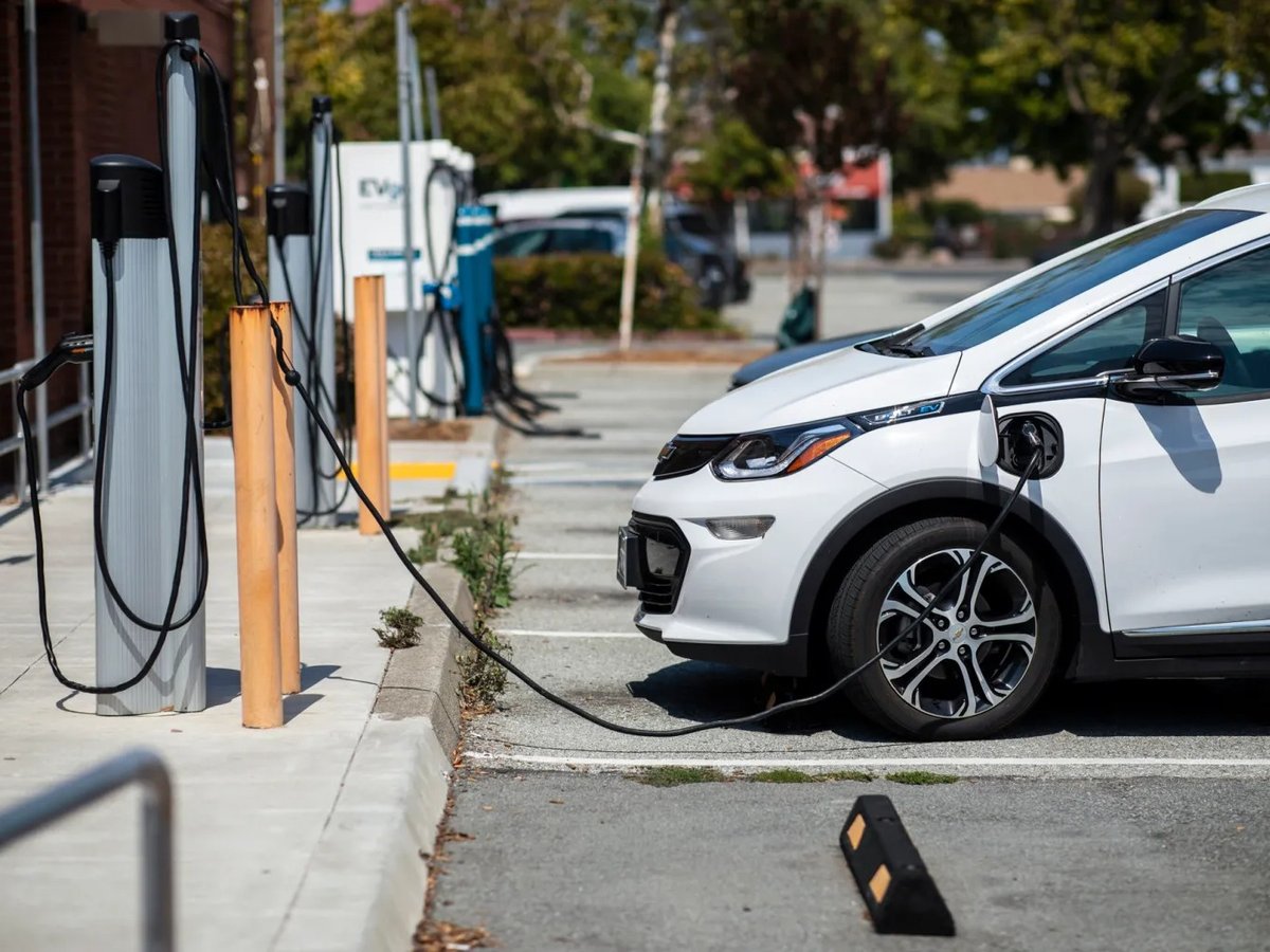 Sales of electric cars in California stabilized last year, slowing the state's progress in meeting its mandate to phase out gas-powered cars.