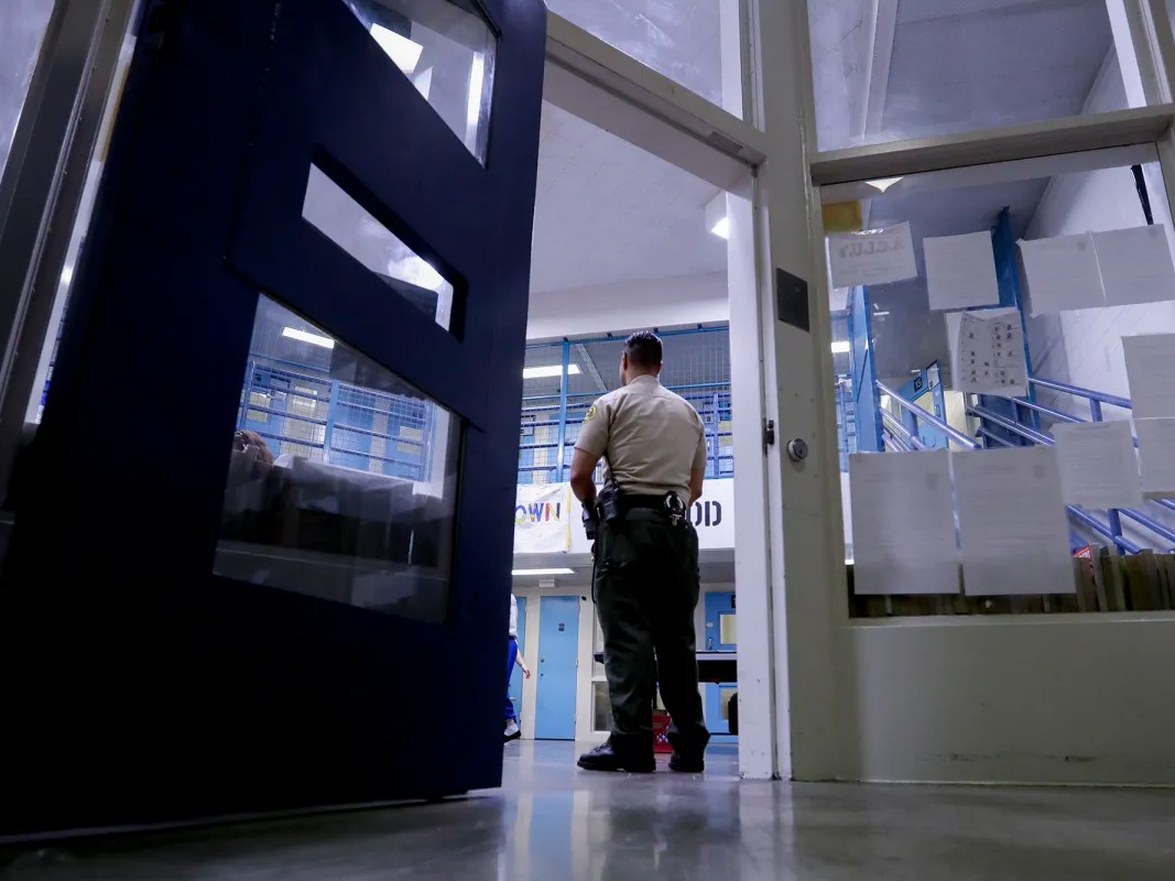 A Sheriff's officer stands guard over inmates at the Twin Towers Correctional Facility in Los Angeles on April 27, 2017.