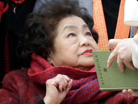 International Campaign to Abolish Nuclear Weapons (ICAN), activist and Hiroshima survivor Setsuko Thurlow gives Pope Francis a book by John Hersey's titled Hiroshima, during the weekly general audience at the Vatican. March 20, 2019