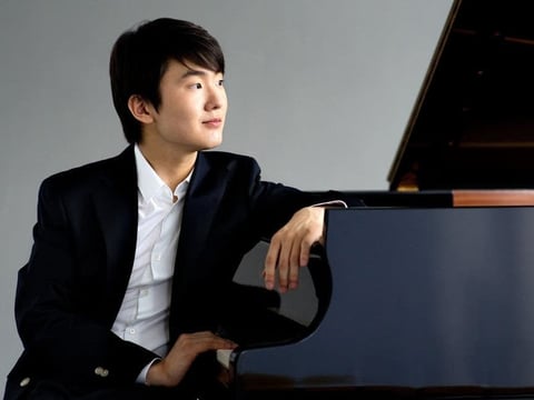 Seong-Jin Cho joins forces with the London Symphony Orchestra and Gianandrea Noseda on his new album.