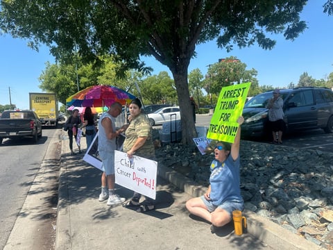Manifestantes se reúnen frente al Home Depot en Florin Road, al sur de Sacramento, el 17 de julio de 2025, tras un operativo de la Patrulla Fronteriza que terminó con múltiples arrestos de personas presuntamente indocumentadas.