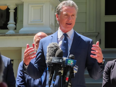 El gobernador de California, Gavin Newsom, habla durante una conferencia de prensa el viernes 25 de julio de 2025 en la Mansión del Gobernador en Sacramento.
