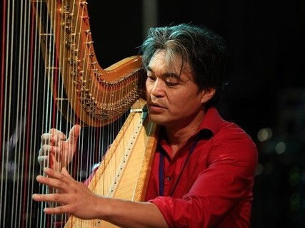 Motoshi Kosako playing the harp.