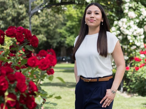 Daniela Valladares Hernández, el lunes 13 de abril de 2026, en el Jardín de las Rosas de McKinley Park, en el este de Sacramento. Valladares comenta que disfruta visitar el parque con amigos y para desconectar.