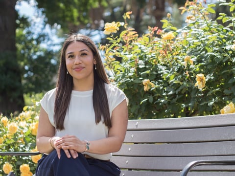 Daniela Valladares Hernández, lunes 13 de abril de 2026, en el Jardín de Rosas del Parque McKinley en East Sacramento.
