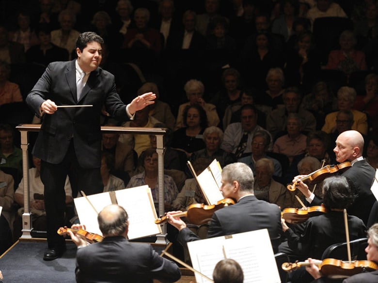 Conductor Tito Muñoz | photo: Roger Mastroianni