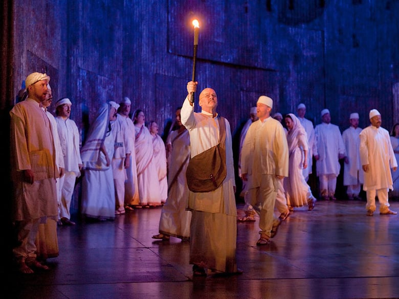 A scene from "Satyagraha" with Richard Croft as Gandhi | Photo: Ken Howard/Metropolitan Opera