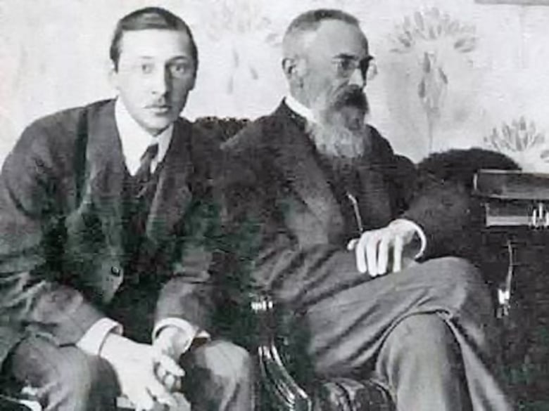 Igor Stravinsky (L) and Nikolai Rimsky-Korsakov (R) in 1908