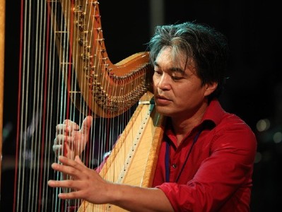 Motoshi Kosako playing the harp