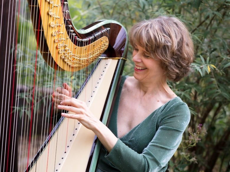 Kerstin Allvin plays the harp.