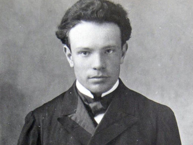 Ottorino Respighi photographed in Bologna, Italy, signed on the back by Respighi in 1903 / Wiki Commons