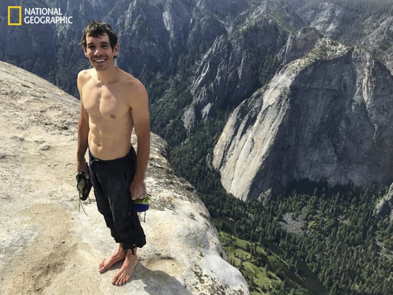 On June 3, 2017, Alex Honnold  became the first person to climb alone to the top of El Capital in Yosemite National Park without ropes or safety gear.