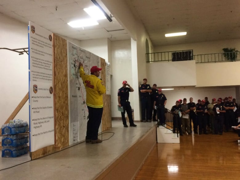 Assistant Chief of Night Operations Mark Higgins gives the morning briefing for CAL FIRE in Merced for the Detwiler Fire.