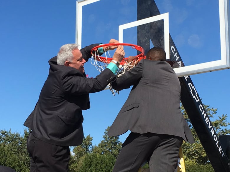 Mayor Michael Tubbs and Councilman Dan Wright putting up net on basketball court at Heroes Park