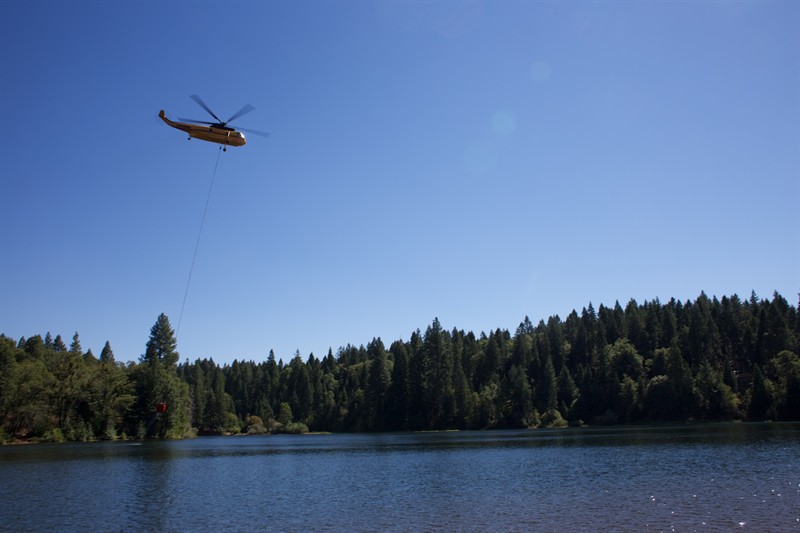 0917 King Fire helicopter water pickup