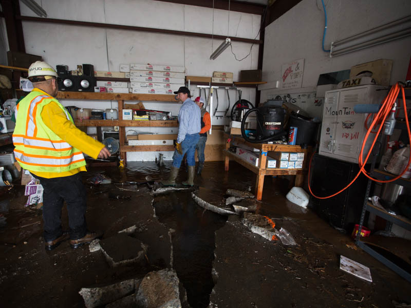 0208 17 an mariposa auto shop flooded